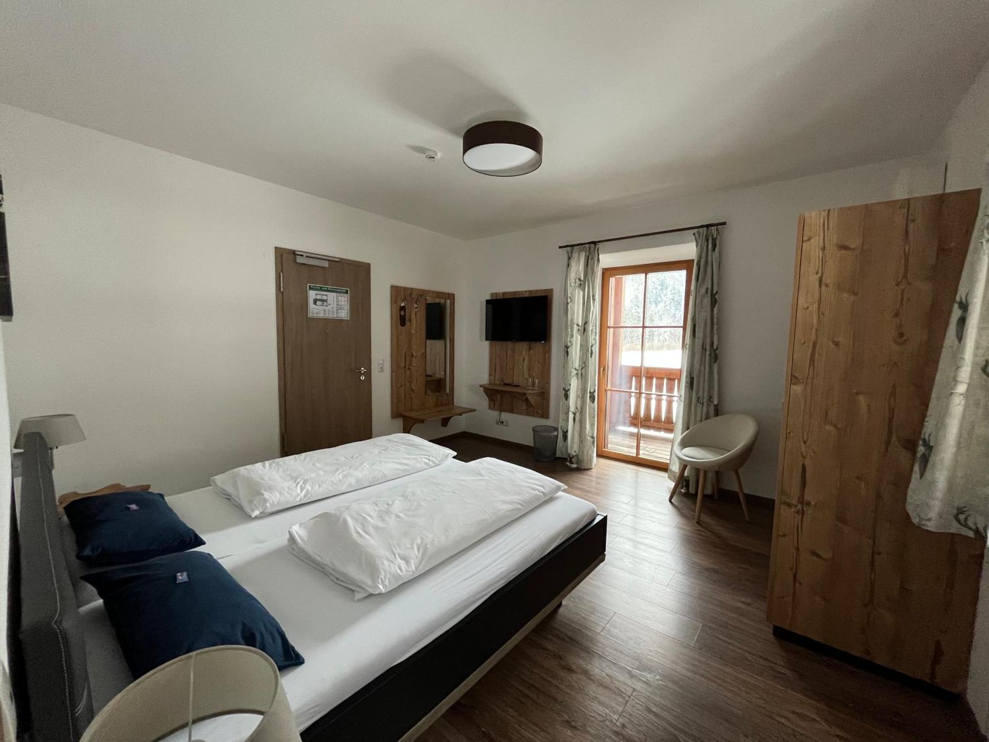 Wurznwirt Hotel ชไนซ์ลรอยธ์ ภายนอก รูปภาพ
