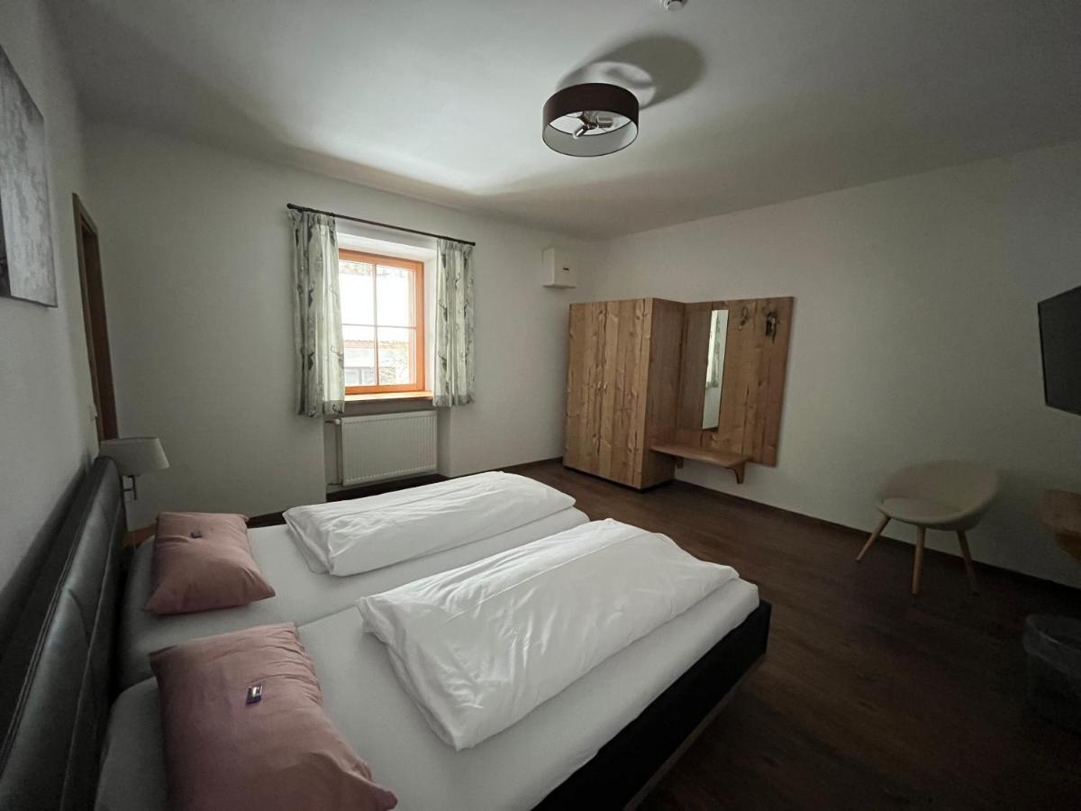 Wurznwirt Hotel ชไนซ์ลรอยธ์ ภายนอก รูปภาพ